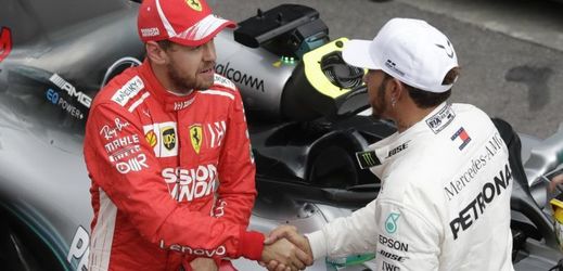 Sebastina Vettel (vlevo) a Lewis Hamilton si projevili vzájemnou úctu. 