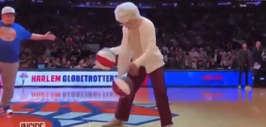 Seniorka válela s basketbalovými míči.