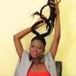 Tato Afričanka si z vlasů dokáže vyrobit téměř cokoli.