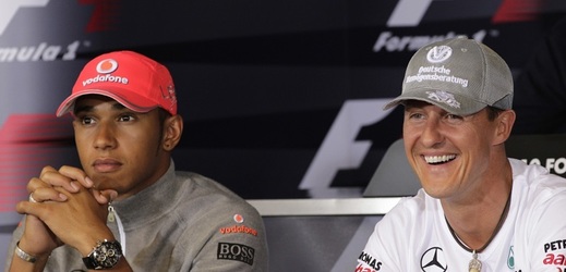 Jezdi Lewis Hamilton vlevo) a Michael Schumacher na tiskové konferenci v roce 2010.