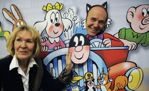 Na snímku v roli Myšpulína je Jaroslav Němeček, tvůrce slavného kresleného seriálu, vlevo jeho žena Lucie Němečková.