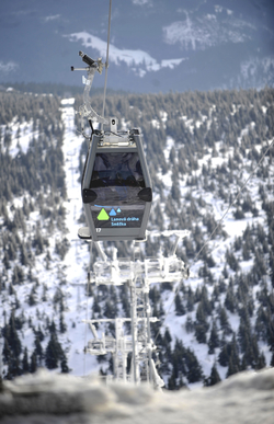 Na nové lanovce na nejvyšší českou horu Sněžku byl 22. února poprvé spuštěn i druhý úsek, turisté se tak znovu mohou vyvézt až na vrchol.