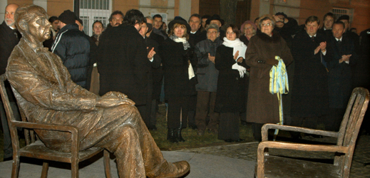 V Košicích byla 11. prosince 2004 slavnostně odhalena socha slavného maďarského spisovatele původem z Košic Sándora Máraie.