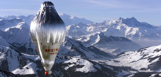 Balon Breitling Orbiter III nad švýcarskými Alpami poté, co v pondělí odstartoval ze švýcarského Chateuax d'Oex ke svému třetímu pokusu o oblet světa bez mezipřistání se Švýcarem Bertrandem Piccardem a Britem Brianem Jonesem na palubě.