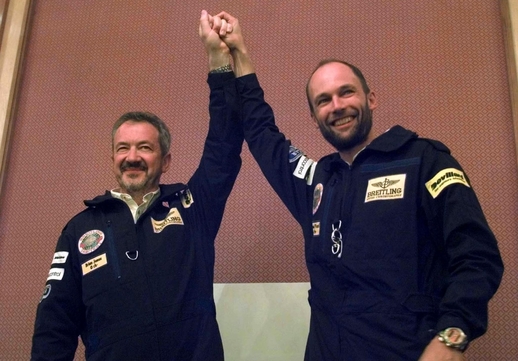 Piloti švýcarského balonu Breitling Orbiter III Bertrand Piccard ze Švýcarska (vpravo) a Brian Jones z Británie se radují na tiskové konferenci v Káhiře z nedělního zakončení úspěšného letu kolem zeměkoule bez mezipřistání.