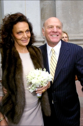 V roce 2001 si vzala obchodníka Barryho Dillera.