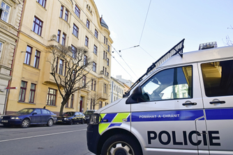 Zásah policie v Brně před domem, kde bydlí jeden z podezřelých Jiří Švachula.