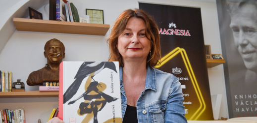 Radka Denemarková se svojí novou knihou "Hodiny z olova". 