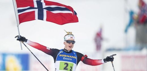 Závod dvojic ovládlo favorizované Norsko, do cíle s vlajkou své země dobíhá Johannes Bö.