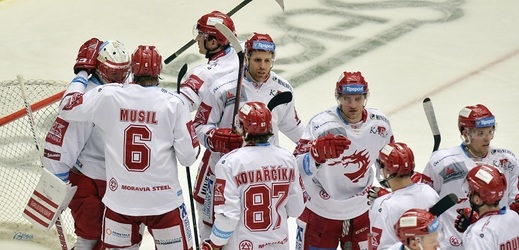 Hokejisté Třince vstoupili do čtvrtfinále play off extraligy domácím vítězstvím 3:2 nad Vítkovicemi.