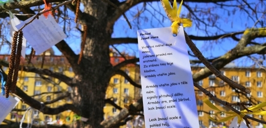 Strom s básněmi v Blansku. 