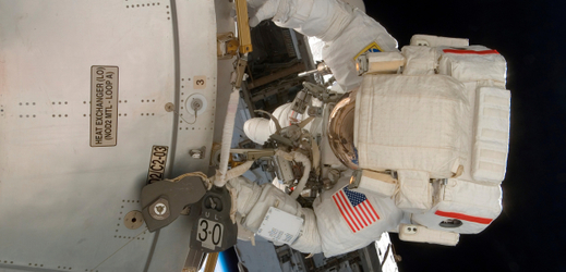 Americký astronaut při práci vně ISS (ilustrační foto).