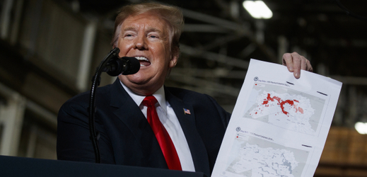 Donald Trump s mapou Sýrie demonstruje úspěšné vyhnání vojáků Islámského státu ze země.