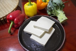Tofu patří mezi oblíbené pokrmy v jídelníčku veganů.