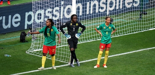Kamerunské fotbalistky protestovaly proti zásahu videorozhodčího.