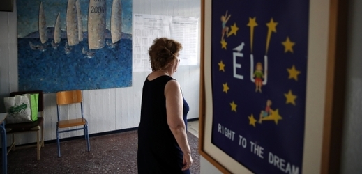 Řekové jdou v neděli k předčasným parlamentním volbám.