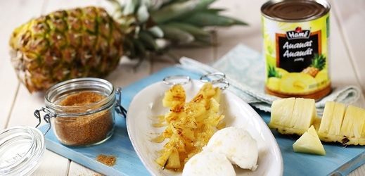 Grilovaný ananasový špíz se zmrzlinou.