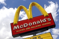Řetězci McDonald' se ve druhém čtvrtletí mírně zvýšil zisk.