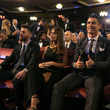 Lionel Messi (vlevo s manželkou) a Cristiano Ronaldo. 