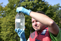 Ekologická organizace Greenpeace odebírala 5. září 2018 v Praze vzorky vltavské vody, kterou bude testovat ve své laboratoři v britském Exeteru na přítomnost mikroplastů.