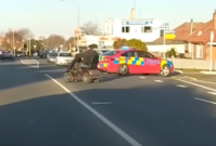 VIDEO: handicapovaný muž odmítl zastavit. Policii se na skútru vyhýbal