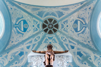 Původní modrobílá secesní výzdoba stropu kostela Povýšení svatého Kříže.