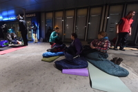 Na hlavním nádraží v Ostravě se konala akce na podporu lidí bez domova Noc venku.