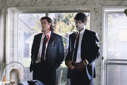 Travolta (vlevo) ve snímku Pulp Fiction po boku Samuela L. Jacksona.