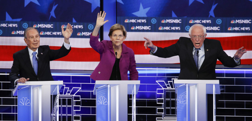 Demokratičtí kandidátové při debatě: zleva Michael Bloomberg, Elizabeth Warrenová a Bernie Sanders.