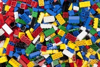 Lego po výzvách dětí nahradí plastové obaly papírovými taškami.