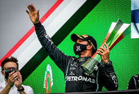 Pilot formule 1 Lewis Hamilton slaví další vítězství.
