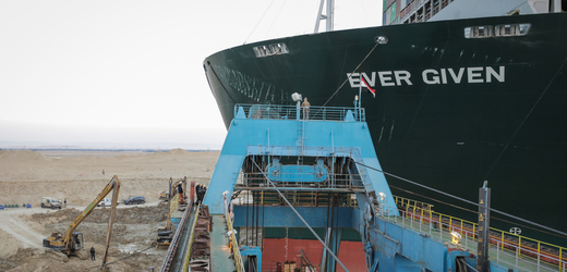 Loď Ever Given blokuje Suezský průplav.