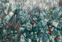 Balíky  vrácených PET lahví Mattoni k recyklaci.