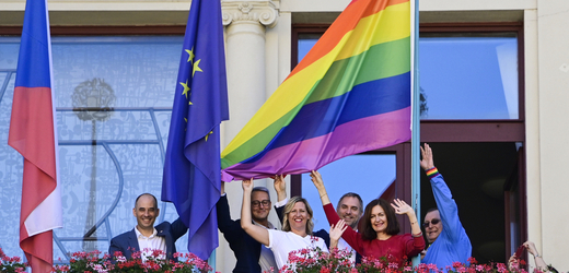 Na budově pražského magistrátu byla v první den festivalu hrdosti LGBT+ komunity vyvěšena duhová vlajka, 8. srpna 2022, Praha. Čtvrtý zleva je primátor Zdeněk Hřib (Piráti).