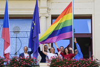 Na budově pražského magistrátu byla v první den festivalu hrdosti LGBT+ komunity vyvěšena duhová vlajka, 8. srpna 2022, Praha. Čtvrtý zleva je primátor Zdeněk Hřib (Piráti).