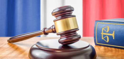 Francouzský soud shledal nevinným ministra spravedlnosti v kauze zneužití pravomocí