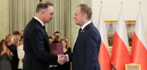 Nový polský premiér Donald Tusk dnes ráno složil u prezidenta Andrzeje Dudy přísahu, o den dříve jeho kabinet získal důvěru poslanců Sejmu