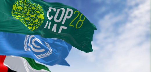 Zástupci zemí se na klimatické konferenci COP28 shodli na omezení fosilních paliv