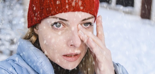 Nadměrné slzení, tiky nebo změny vidění. Pět nepříjemností, které mohou v zimě ohrozit váš zrak
