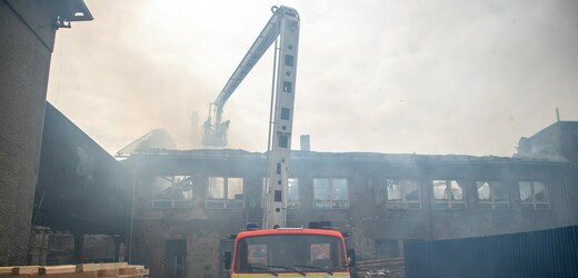 Ve Frýdlantu n. O. hořela pila, kvůli dýmu hasiči evakuovali i nákupní centrum