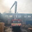 Ve Frýdlantu n. O. hořela pila, kvůli dýmu hasiči evakuovali i nákupní centrum