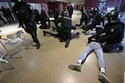 Policie cvičila před MS v hokeji zákroky proti násilným divákům i protestujícím 