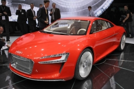 Audi e-tron pohání čtveřice elektromotorů o výkonu 313 koní.