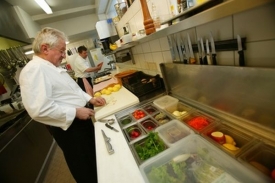 Tržby restaurací by mohly klesnout až o 8 miliard korun.