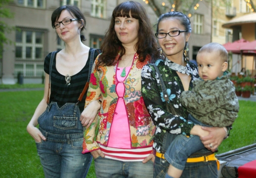 Módní návrhářka Natálie Steklová (uprostřed) při děkovačce s návrhářkou Mimi Lan (vpravo). 