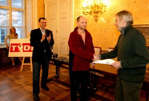 Jaromír Santler přebírá cenu od fotografa Týdne Jana Zatorskeho.
